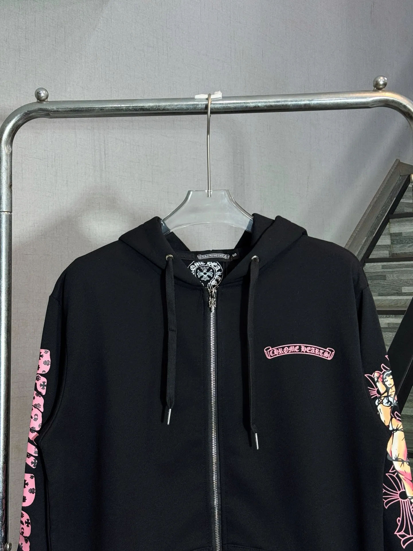 P280 model number: HE385 Chromehearts - Chromehearts co-branded comic hooded zipper jacket. The fabric is made of 500g pure cotton high-gram terry fabric. The upper body is comfortable and warm, and the hand is delicate and silky. The clothing patterns are printed with glue, which highlights the individual characteristics of the clothes. It is a joint collaboration with the comic girl. The original custom hardware zipper, the same cylinder hem with rowan elastic, the original original label, three complete labels, and workmanship from a large factory, so you can buy it with confidence.  Color: Black Size: S M L XL